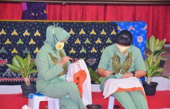 Peringati Hari Batik, Ketua Dharma Pertiwi Koorcab Lampung Daerah B Ibu. Epie Drajad Brima Yoga Membatik Bersama