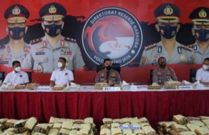 Ditresnarkoba Polda Metro Jaya Sita 1,37 ton Ganja & 12 Pelaku Ditangkap