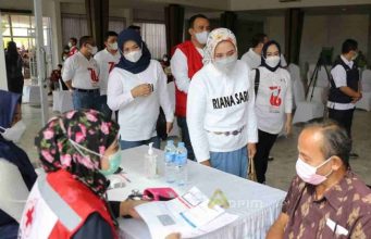 Riana Tinjau Vaksinasi Digelar PMI Lampung Bekerjasama dengan KKP Kelas II Panjang