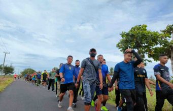 Jaga Kebugaran Tubuh, Prajurit Kodim 0421/LS Jalan Santai Seputaran Kalianda