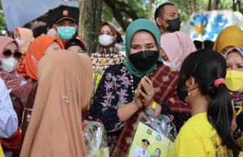 Riana Sari Panen Hasil Kebun dan Tebar 10.000 Benih Ikan di Bendungan Way Tebabeng