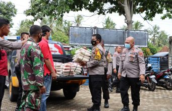 Polres Lamsel Berikan Bantuan Kepada Korban Banjir di Desa Talang Baru-Sidomulyo