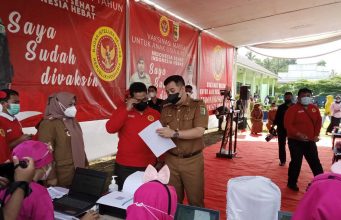 Usia 6-11 Tahun Ikuti Vaksinasi Untuk Anak Didampingi Oleh Anggota Babinsa dan Bupati Pesawaran