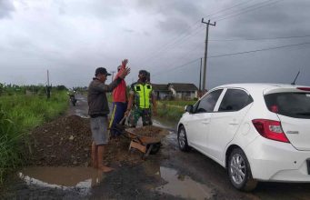 Serda Anwar Ajak Warga Timbun Jalan Berlubang di Jalan Utama Kecamatan Sragi