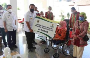 Gubernur Arinal Salurkan Bantuan Baznas Lampung Untuk 100 UMKM se-Lampung