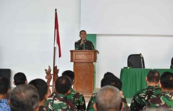 Danrem Berikan Jam Komandan Kepada Prajurit dan PNS Jajaran Korem 043/Gatam