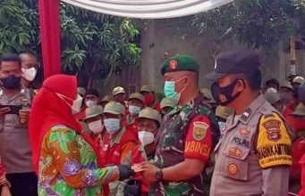 Bunda Eva Serahkan Dana Insentif Kaling, RT, Linmas, Babinsa, dan Babinkamtibmas