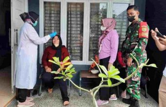 Babinsa Koramil TKP Dampingi Petugas Puskesmas Cek Kesehatan Warga Yang Isoman