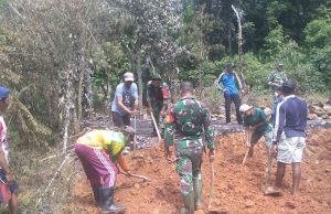 Seluruh Babinsa 0421-05/LS Bersihkan Rumah Sutopo Yang di Lalap Si Jago Merah