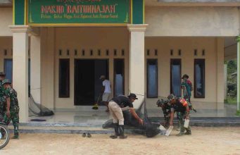 Anggota Satgas TMMD KE-113 Lakukan Pembersihan Masjid