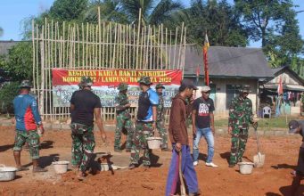 Melalui Karya Bhakti, Babinsa Bersama Masyarakat Saling Bahu-Membahu Membuat Lapangan Volly