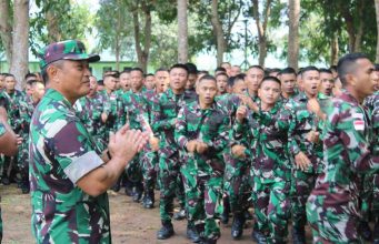 Kasrem 043/Gatam Dampingi Kasdam II/Swj Beri Arahan Prajurit Yonif 143/TWEJ