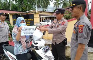 Harga BBM Naik, Polsek Batman Sebar Bansos