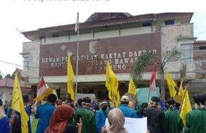 Saling Dorong dan Bakar-bakar Warnai Aksi Mahasiswa Tulang Bawang Tolak Kenaikan Harga BBM