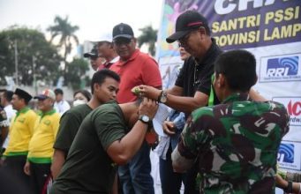 Mingrum Gumay Serahkan Medali Pemenang Liga Santri PSSI Piala Kasad