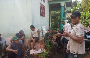 Demi Kenyamanan Lingkungan Binaan, Serma Abdurahman Dan Kades Padan Gelar Gotong Royong