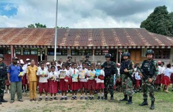 Cerdaskan Anak Perbatasan Papua, Satgas Pamtas Yonif 143/TWEJ Beri Motivasi dan Bantuan Alat Tulis