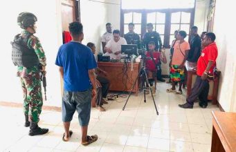 Torang Papua Torang Indonesia! Satgas Yonif 143/TWEJ Bantu Masyarakat Buat e-KTP di Perbatasan
