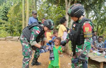 Gelak Tawa Mayarakat di Tapal Batas RI Bersama Satgas Yonif 143/TWEJ