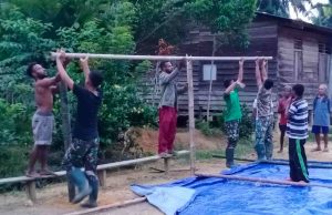 Dengar Warga Sedang Duka, Tanpa Diminta TNI Satgas Yonif 143/TWEJ Hadir Membantu