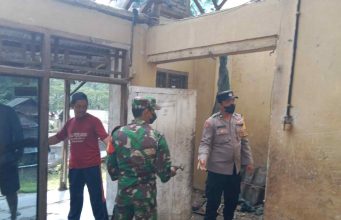 Polsek dan Koramil 421.03/penengahan Bantu Bedah rumah Warga Kampung Jering