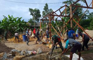 Bersama Warga Binaan, Babinsa Koramil 0421-09/TB Perbaiki Rumah Korban Kebakaran