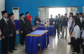 Jelang Pemilu 2024 Ketua KPU Pesibar Lantik 354 PPS