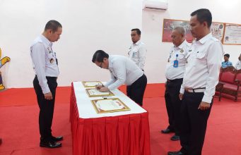 Tanda Tangan Komitmen Bersama Petugas, Lapas Kelas IIA Kalianada Menuju WBK dan WBBM