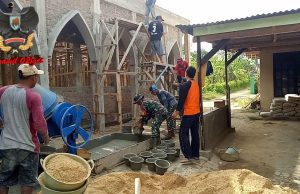 Peduli Sarana Ibadah, Babinsa Kodim 0421/Ls Bantu Warga binaan Gotong Royong Pembangunan Masjid.