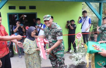 Selesai Di Kerjakan, Dandim 0421/LS Serahkan Kunci RTLH Ibu Sulasmi