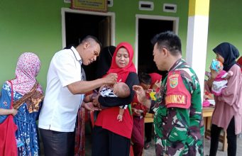 Babinsa Kodim 0421/Ls Dampingi Petugas Berikan Layanan Posyandu