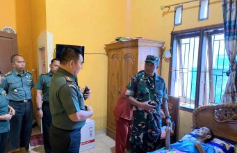 Sambangi Anggota Yang Sedang Sakit, Danrem 043/Gatam Berikan Semangat.