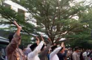 Lepas Keberangkatan CJH Kab. Kaur Para Keluarga Lambaikan Tangan