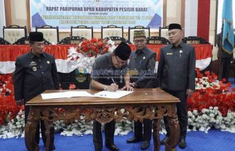 Bupati Pesibar Hadiri Paripurna DPRD Tentang Kesepakatan Draf Perubahan APBD Tahun 2023