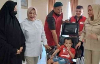 Elly Wahyuni Bantu M. Ilyas Alfarizi Peroleh Kursi Roda dari Gubernur