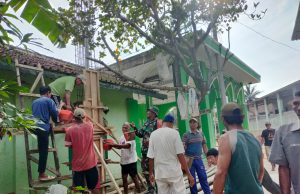 Peran Aktif Bintara, Babinsa Kodim 0421/LS Turun Bantu Membangun Mesjid Di Wilayah Binaannya