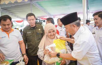 Pj Bupati Apriyadi Turunkan Ribuan Paket Sembako Murah di Babat Toman