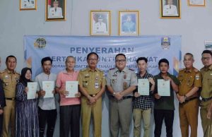 Bupati Pesibar Serahkan Sertifikat PTSL