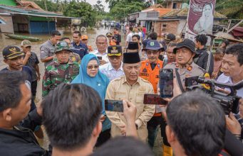 Pj Bupati Apriyadi Boyong Bantuan Hingga Buka Dapur Umum untuk Pengungsi