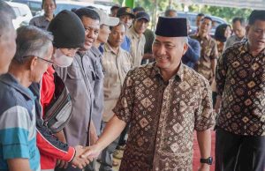 Sambut Lebaran, Apriyadi Boyong Paket Sembako dan THR untuk Kaum Dhuafa di Desa Lumpatan