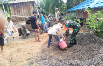 Hari Libur, Babinsa Kodim 0421/LS Aktif Bantu Warga Gotong Royong