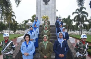 Peringati HUT Persit Kartika Chandra Kirana ke-78 dan Dharma Pertiwi ke-60, Ketua Persit Kartika Chandra Kirana Koorcab Rem 043 PD II/Swj Pimpin Ziarah ke Makam Pahlawan