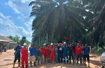 Masyarakat bersama PT. Medco Gotong Royong di Jalur Jaringan PLN di Lokasi MOF Nusa Serasan