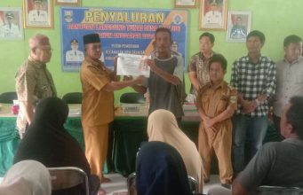 Aparatur Pekon Pemerihan Salurkan BLT-DD Kepada 27 KPM
