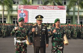 Danrem 043/Gatam Berikan Penghargaan Kepada Dua Orang Prajurit Yang Berprestasi