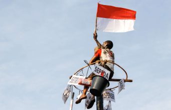 Lomba Panjat Pinang Tambah Semarak HUT RI ke-79 di Muba