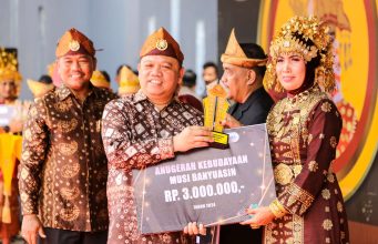 Puluhan Pelestari Seni, Cagar Budaya dan Adat Istiadat Terima Penghargaan di Festival Randik