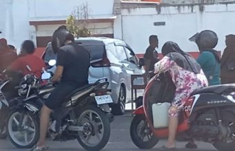 Wooooow SPBU Samhardi Saleh Kebal Hukum Ngecor Pakai Jerigen Siang Hari