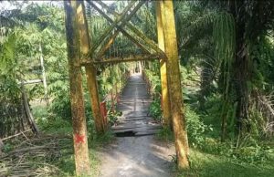 Jembatan Gantung Tanjung Dalam Jadi Keluhan Warga Lantainya Sudah Banyak Yang Lapuk