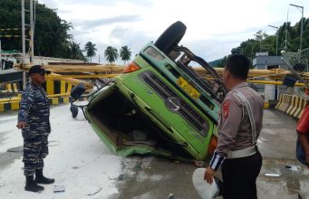 Rem Blong, Truck Fuso Bermuatan Tepung Terguling Di Seaport ASDP Bakauheni